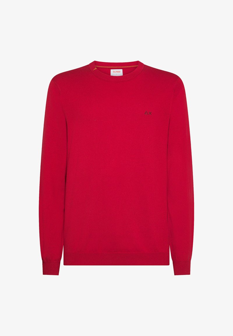 Maglione rosso lavorato a maglia con maniche lunghe, collo a giro e un piccolo logo nero sul petto. Texture morbida e silhouette aderente.