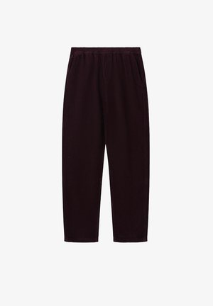 Bordeaux corduroy broek met een elastische tailleband, taps toelopende pijpen en zijzakken. Gestructureerde stof met verticale ribbels.