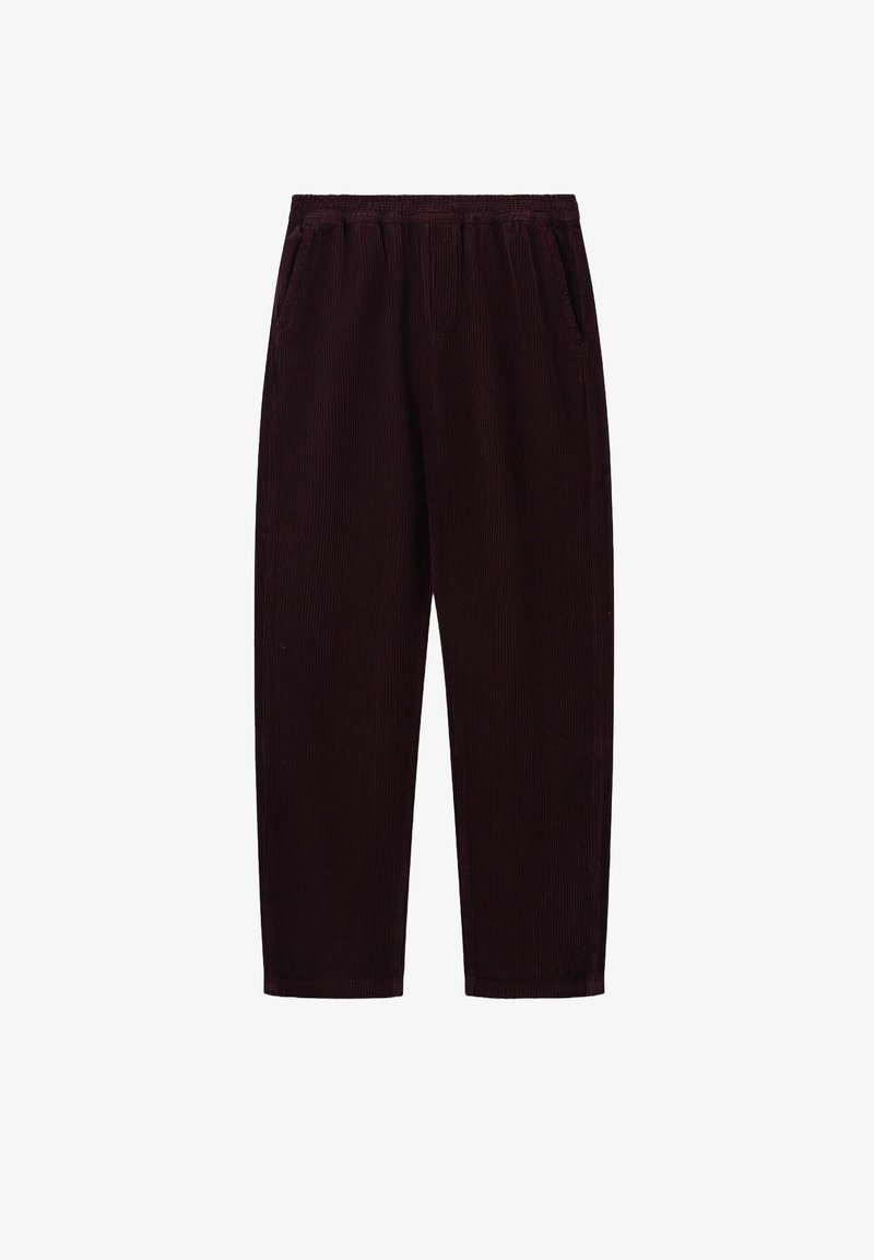 Pantalon en velours côtelé bourgogne avec une taille élastique, des jambes fuselées et des poches latérales. Tissu texturé avec des raies verticales.