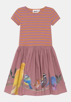 Kurzärmliges Kleid mit einem lila und gelb gestreiften Oberteil und einem rosa Rock mit buntem Vogelprint am Saum. Aus Baumwollmaterial.