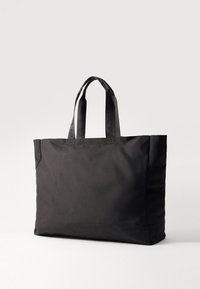 Borsa a tracolla nera realizzata in tessuto resistente, con due manici, una forma strutturata e un sottile dettaglio del logo sulle cinghie.