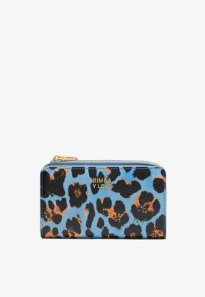 Billetera de estampado de leopardo azul con textura brillante, presenta manchas negras y naranjas. Herrajes dorados y cierre con cremallera. Logo en la parte frontal.