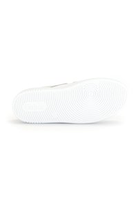 Weiße Sneaker mit einer strukturierten Gummi-Sohle, die ein glattes und minimalistisches Design aufweisen. Das "Gabor"-Logo ist an der Seite prägiert.