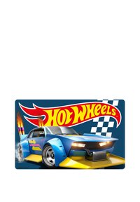 Auto Hot Wheels blu con design aerodinamico, grandi ruote, dettagli gialli e fiamme blu che fuoriescono dalla parte posteriore. Sfondo a scacchi.