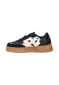 Zwarte suède sneakers met een koeienprint paneel, witte strepen en een gumrubberen zool; heeft een textuurfinish en een rond teenontwerp.