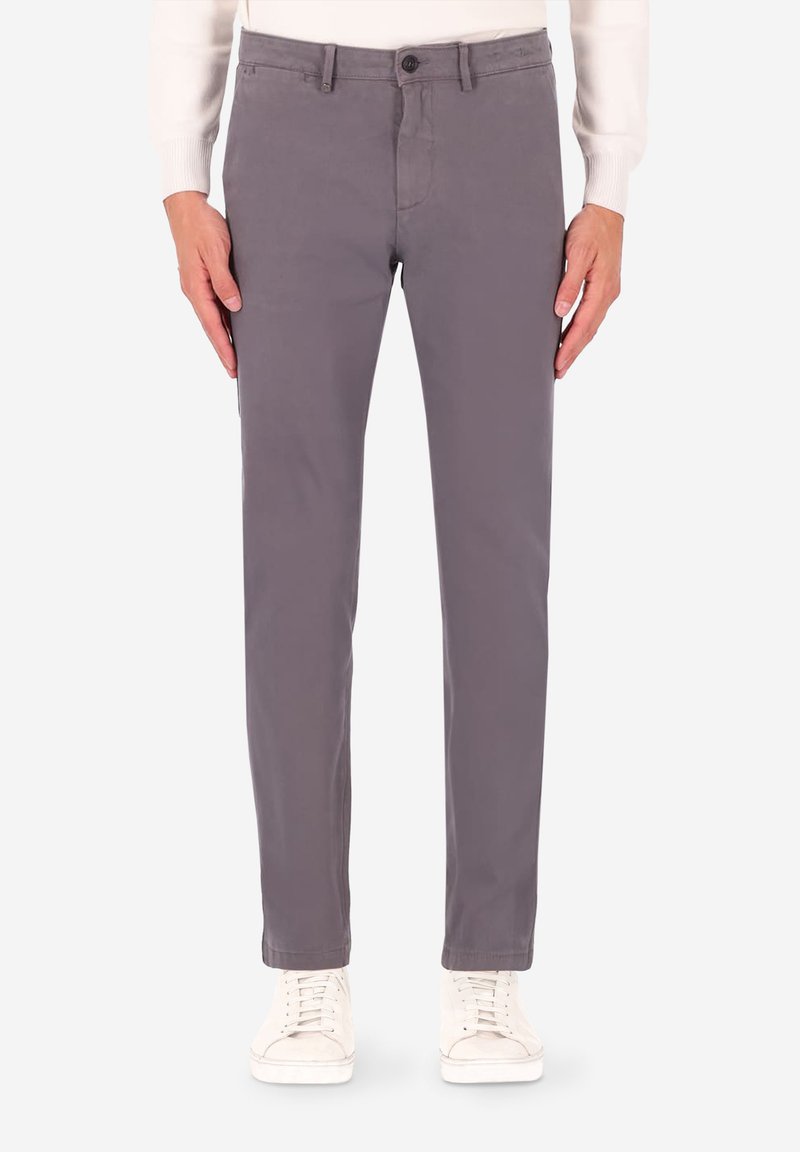 Pantaloni chino in cotone grigio con vestibilità slim, caratterizzati da una parte frontale piatta, design con cinque tasche e chiusura con bottone, abbinati a sneakers bianche.