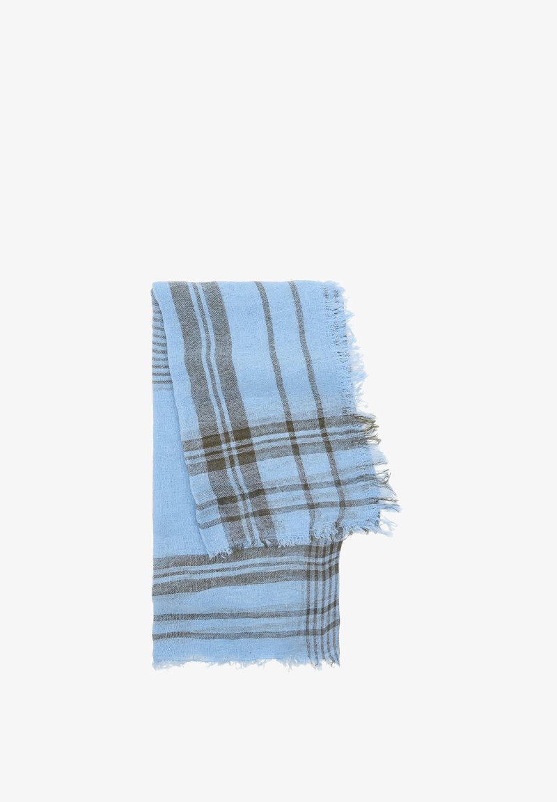Jasnoniebieski szalik w kratę, wykonany z miękkiego materiału, z ciemnoszarymi paskami. Krawędzie są lekko postrzępione, co nadaje mu swobodny wygląd.