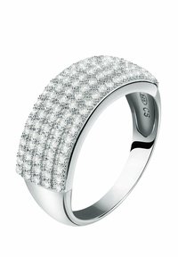 Anello in argento con una fascia testurizzata decorata con piccole pietre trasparenti, creando un motivo a righe, e un interno liscio e lucido.