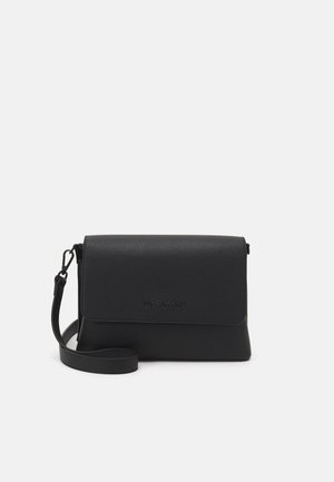 Schwarze Valentino Leder-Schultertasche mit Klappverschluss und verstellbarem Riemen vor weißem Hintergrund.