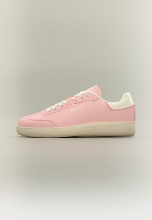 Alacsony szárú rózsaszín sportcipő fehér fűzőkkel, fehér párnázott sarokrésszel, bézs talppal, valamint "REPLAY" logóval az oldalon és a nyelven.