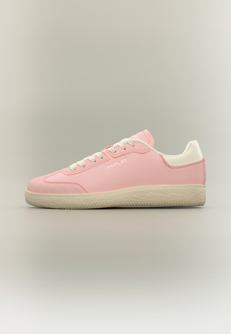 Ροζ χαμηλού τύπου αθλητικό παπούτσι με λευκά κορδόνια, λευκό επενδυμένο κολάρο στη φτέρνα, μπεζ σόλα και λογότυπο "REPLAY" στο πλάι και στη γλώσσα.