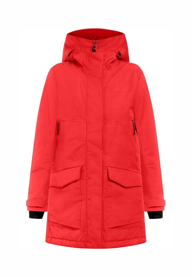 Parka insulated roja con un alto cuello y capucha ajustable. Presenta dos grandes bolsillos frontales y puños con ribete negro, textura de tela suave.