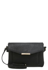 Borsa a tracolla in pelle sintetica nera con chiusura a patta, dettagli in metallo color oro e tracolla regolabile. Presenta una texture liscia.