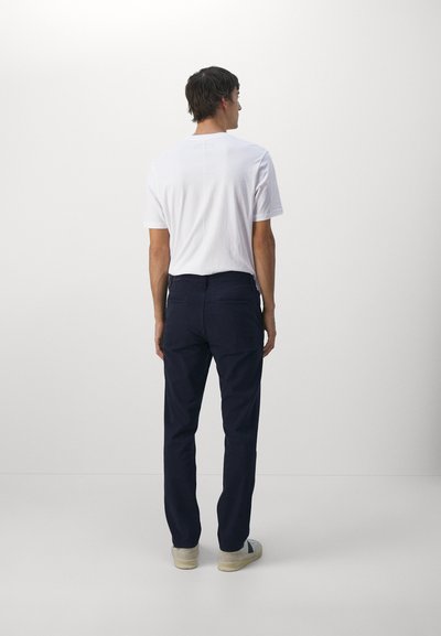 rag & bone Hlače chino - salute