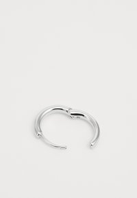 Brăță din argint în formă de inel, cu un design fără cusături, textură netedă și o deschidere pentru a fi ușor de purtat. Stil minimalist, capete rotunjite și finisaj lustruit.