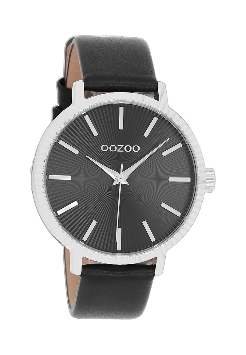 Montre avec bracelet en cuir noir, boîtier en métal argenté, cadran noir texturé, marqueurs horaires argentés et aiguille centrale fine.