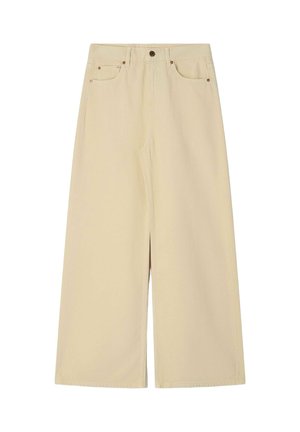 Pantalon beige à jambes larges avec bouton et fermeture éclair à l'avant, cinq poches et détails de rivets aux coins des poches.