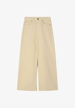 Pantalon beige à jambes larges avec bouton et fermeture éclair à l'avant, cinq poches et détails de rivets aux coins des poches.