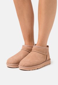 UGG CLASSIC ULTRA MINI - Botas de inverno - arroya