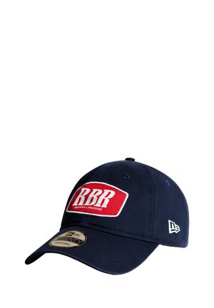 Casquette de baseball bleu marine avec un patch rouge et blanc "RBR Red Bull Racing" à l’avant et un logo New Era sur le côté.