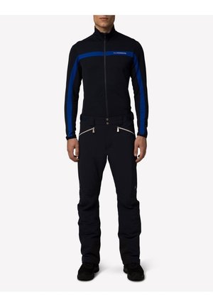 Černý lyžařský komplet sestávající z bundy na zip s modrými pruhy a odpovídajících černých kalhot. Výrazné doplňky zahrnují kapsy na zip.