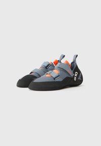 Scarpe da arrampicata con tomaia grigia, accenti arancioni e suola in gomma nera. Presentano due cinturini regolabili per una vestibilità sicura.