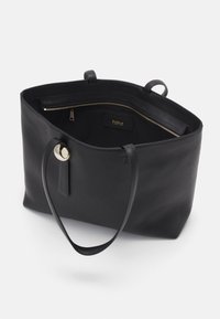 Sac fourre-tout en cuir noir avec une texture douce, doté d'une fermeture éclair dorée, d'une poche intérieure et de doubles poignées pour un transport facile.
