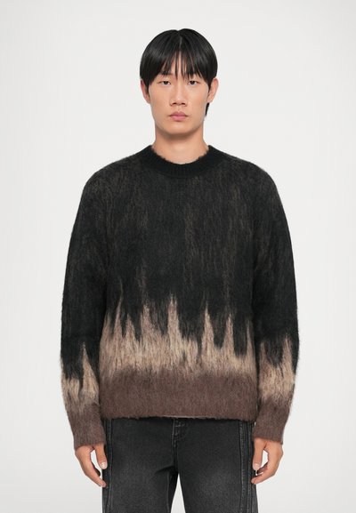 Pull en dégradé noir et brun avec une texture pelucheuse, col rond et manches longues. Présente un motif distinct de teinture en dégradé sur la moitié inférieure.