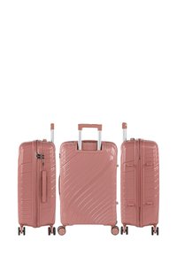 Conjunto de maletas rígidas de color rosa con una textura ondulada, asa retráctil y ruedas suaves. Incluye tamaños pequeño, mediano y grande.