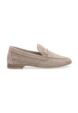 Beige Wildleder Slipper mit flachem Absatz, gefaltetem Zungenbereich, einem kleinen und silberfarbenen Hardware-Akzent und genähten Details entlang der Kanten.