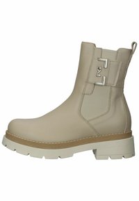 Béžová kožená kotníková bota s robustní bílou podrážkou, bočními elastickými panely a stříbrným akcentem s přezkou. Hladký povrch a zaoblená špička.