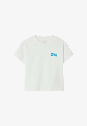 Valge lühikeste varrukatega lühike t-särk ümar kaelusega ja väikese sinise "American Vintage" tekstiga vasakul rinnal.