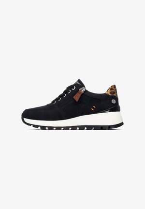 Zapatillas negras de ante con un acento de estampado de leopardo texturizado en el talón, que cuentan con una cremallera lateral y una suela gruesa blanca.