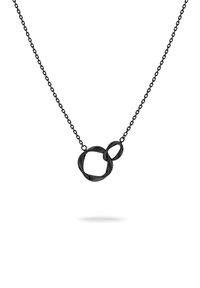Schwarze Metallhalskette mit einem gedrehten Anhänger, der aus zwei ineinandergreifenden Formen besteht, aufgehängt an einer zarten Kette, vor einem weißen Hintergrund.