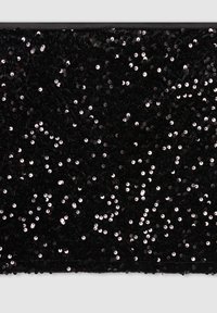 Borsa a pochette nera coperta di paillettes argento sparse, con una texture liscia e un design piatto, accompagnata da un semplice bordo nero.