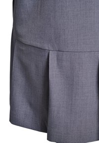 Šedá plisovaná sukně vyrobená z texturované tkaniny, s hladkým pasem a čistými liniemi, se subtilními stehy podél lemu.