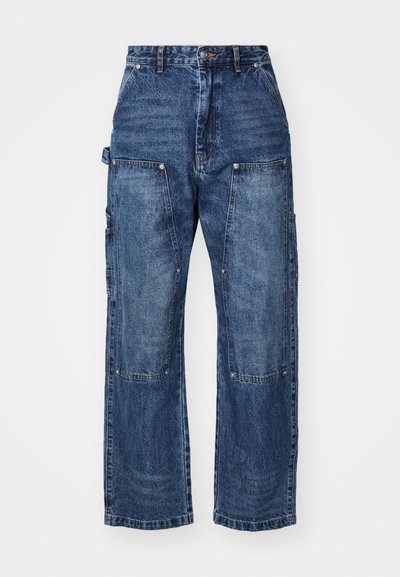 Pantalons cargo en denim bleu foncé, avec une coupe décontractée, comportant plusieurs poches avant, des coutures visibles et une coupe droite.