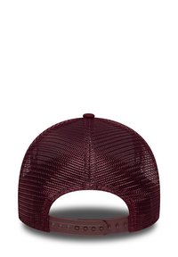 Cappello strutturato bordeaux con retro in rete. Caratterizzato da una fascia regolabile in plastica e una corona arrotondata. Superficie testurizzata e dettagli lisci.