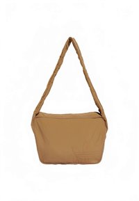 Brun polstret skulderveske med buet stropp, rektangulær kropp, sydd dekor og en subtil preget logodetalj på forsiden.