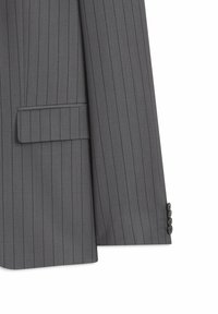 Manche d'une veste de costume gris à fines rayures avec une poche à rabat et quatre boutons noirs au poignet, présenté sur fond blanc.
