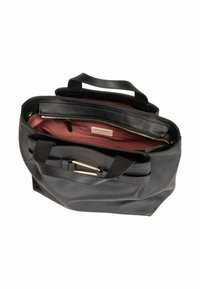Zwarte leren tote bag met gestructureerde vorm, textuur oppervlak, dubbele handvatten bovenaan, gouden hardware en wijnrode stoffen binnenkant met ritsvak.