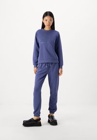 GANT TONAL SHIELD - Treniņtērpa apakšdaļas - dusty navy