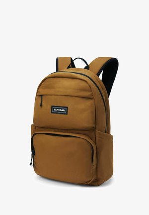 Ruskea kangaskassi, jossa on kaksiosaiset vetoketjut, pehmustetut olkahihnat ja mustat yksityiskohdat. Tässä on myös ulkoinen etutasku.
