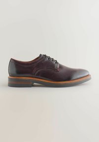 Pantofii oxford pentru bărbați din piele de culoare burgundie închisă. Finisaj neted, vârf rotunjit, design cu șireturi cu șase orificii și toc maro laminat.