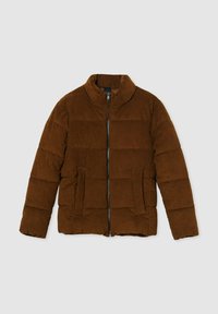 Giacca puffer marrone con colletto alto, zip frontale e due tasche laterali. Realizzata in un tessuto morbido e testurizzato con un design trapuntato.