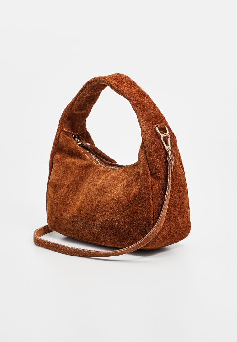 Braune Wildleder Schultertasche mit weicher, kurviger Silhouette, einzelnen Griff und verstellbarem Riemen. Verfügt über einen oberen Reißverschluss und subtile Hardwareakzente.