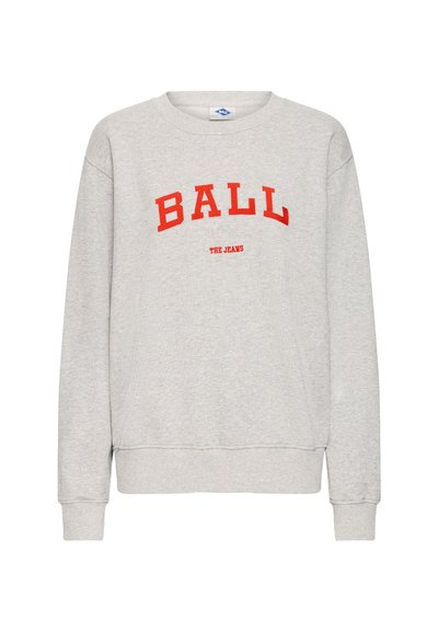 Pilkas džemperis su raudonu "BALL" tekstu ir "THE JEANS" apačioje, suapvalintu kaklu, audinėmis rankovėmis ir apačia. Minkšta medžiagos struktūra ir laisvas siluetas.