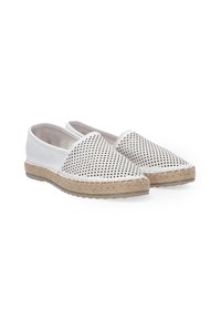 Weiße durchbrochene Slipper mit einer gewebten Jutesohle, die eine abgerundete Zehenpartie und ein glattes, strukturiertes Innenfutter aufweisen.