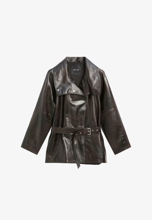 Sort læderjakke med bred krave, bælte i taljen og lange ærmer. Har en glat tekstur og en blank finish med sølvfarvede hardware-detaljer.