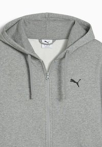 Grå zip-up hoodie lavet af blødt stof, med en kængurulomme, snoretræk i hætten og sort Puma-logo på venstre bryst.